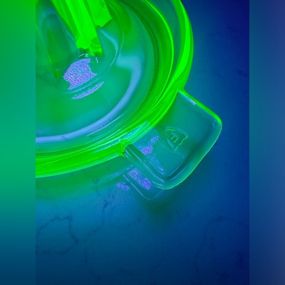 VTG 1930s Federal Glass Green Depression Reamer Juicer Vaseline Uranium GLOWS - Picture 8 of 8